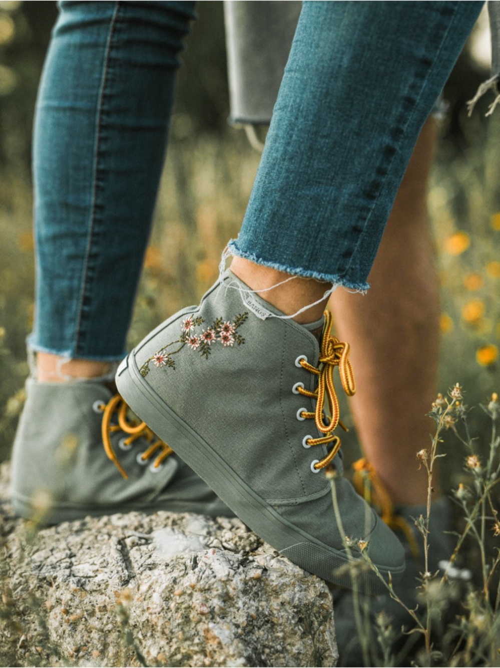 Bangs Sage Canvas Floral Bmbroidered Goblincore Cottage High Top Sneakers Size 9